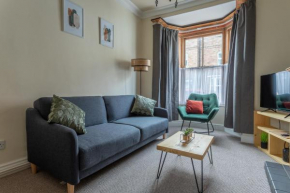 Milton Stays - Cosy 2 Bed House, 15 min Walk to York City Center, for up to 6 - With Period Features, Fireplace, Superfast Wi-Fi, Private Garden, Free On Street Parking